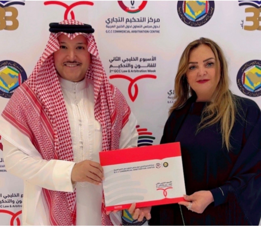 الأسبوع الخليجي الثاني للقانون والتحكيم يكرّم الإعلامية نانا السقا